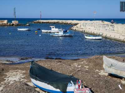 Il nostro punto di partenza � Portecchia, quello che si ipotizza sia stato il primo porticciolo del paese, dove ancora oggi trovano rifugio, fra ciottoli e alghe, gozzi colorati utilizzati per la pesca in prossimit� della costa